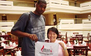 Andrew Bynum and his China Highlights guide