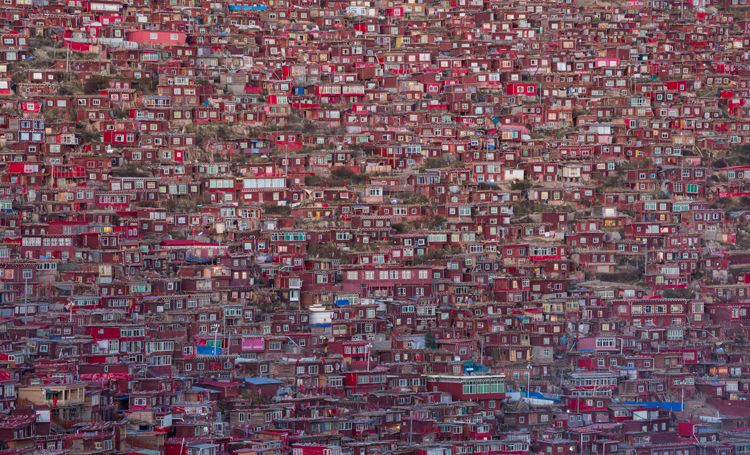 Monks’ cottages at Larung Gar