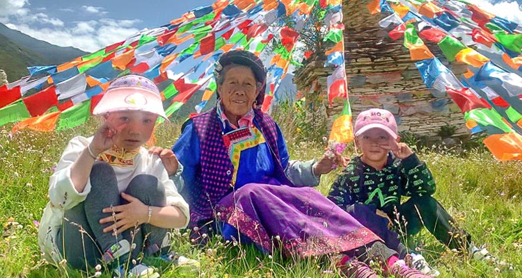 meet Tibetan people on the way