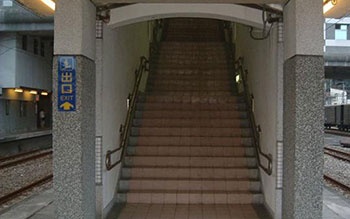 Escalier menant du quai à la sortie