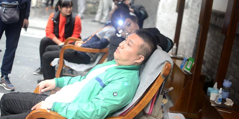 Ear-wax cleaning in Chengdu