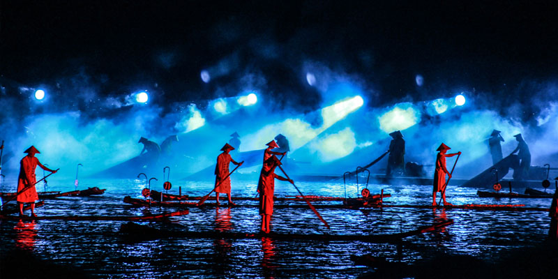 Raft boat V.S. Cruise ship