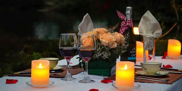 romantic candlelit dinner for couples