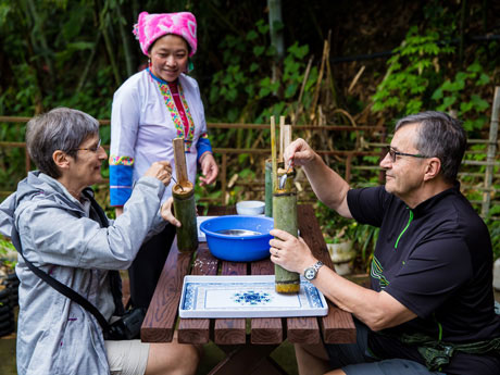 Nos voyageurs apprennent à faire du riz-cuit-dans-un-bambou