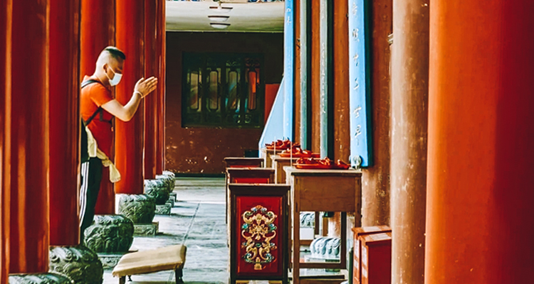 make a wish (prayer) in Yuantong Temple like a local