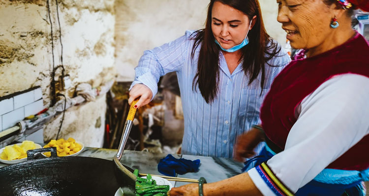 Taste Home-Cooked Cuisine in a Bai Lady's Home