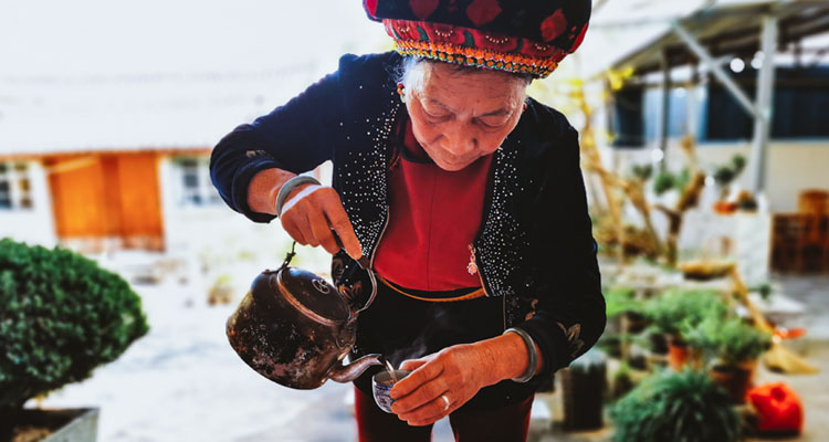 Experience the special welcome tea that Bai people treat important guests to