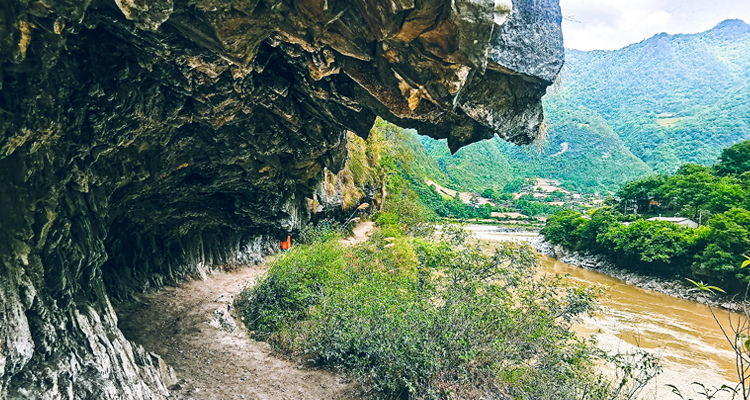 the little path along the river