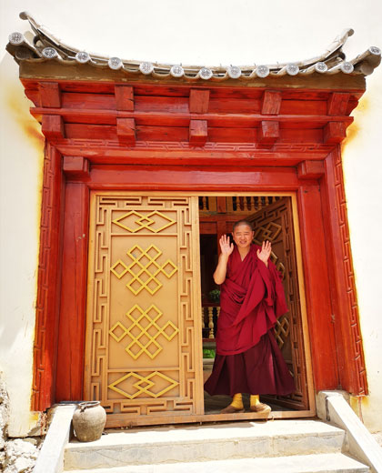 Visit the Songzanlin Lamasery and a lama's dormitory